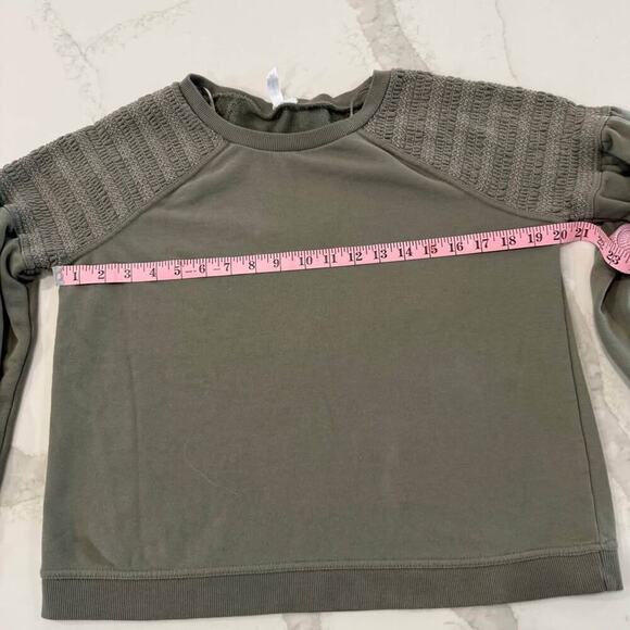 Cable & Gauge Cropped Sweatshirt Womens Medium Smocked Shoulder Army/Olive Green - Picture 7 of 8